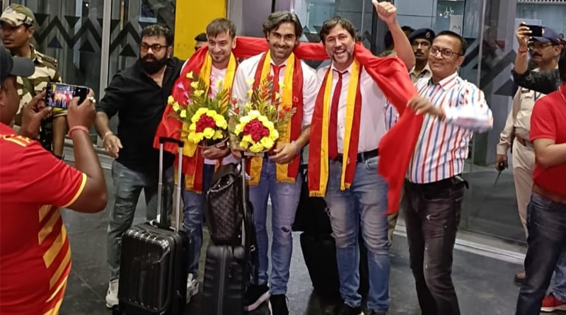 East Bengal coach Carles Cuadrat arrives Kolkata, fans welcome at airport | Sangbad Pratidin
