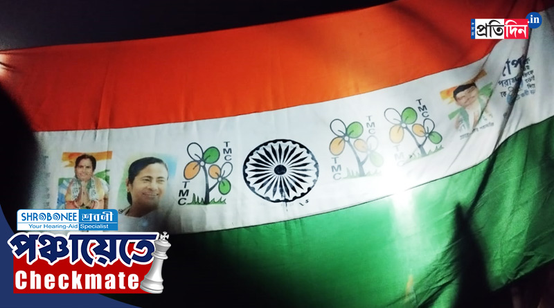 জাতীয় পতাকায় তৃণমূল প্রার্থীর নাম, দলীয় প্রতীক! তুমুল বিতর্ক উলুবেড়িয়ায়