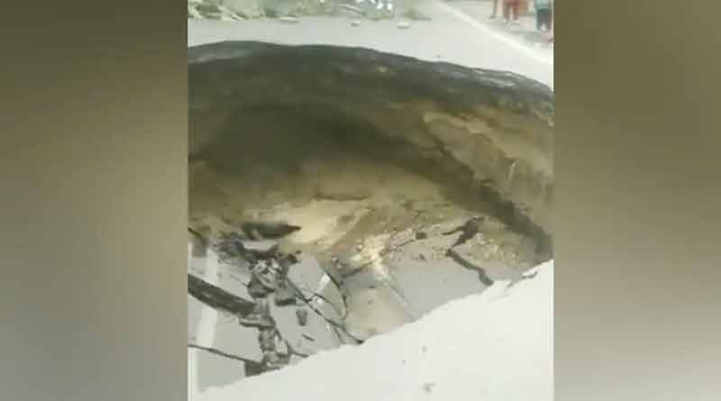 দিল্লির রাস্তায় ১০ ফুট গভীর গর্ত! সোশ্যাল মিডিয়ায় ভাইরাল ভিডিওয় আতঙ্ক