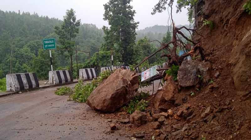 রাতভর বৃষ্টিতে অযোধ্যা পাহাড়ে ধস নেমে বন্ধ রাস্তা, বিপাকে পর্যটকরা