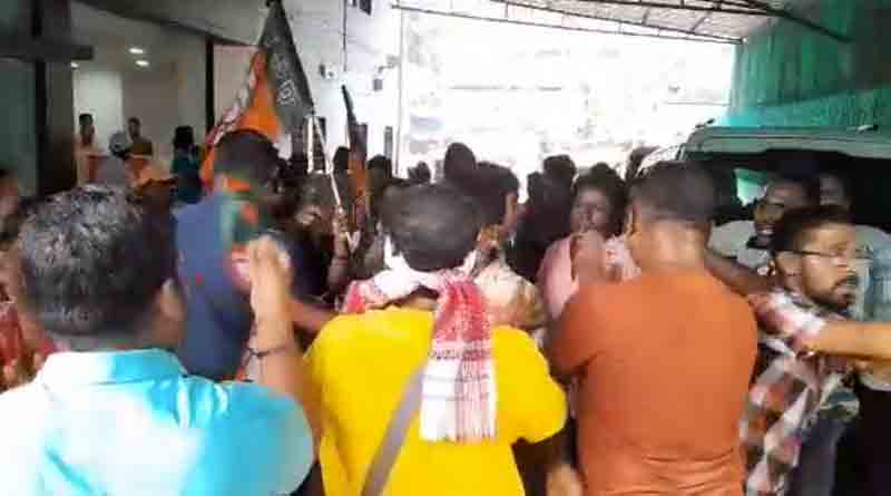 বিক্ষুব্ধ নির্দল প্রার্থীকে জেলা সভাপতি করার প্রতিবাদ! BJP কর্মীদের বিক্ষোভে ধুন্ধুমার রাজ্যদপ্তরে