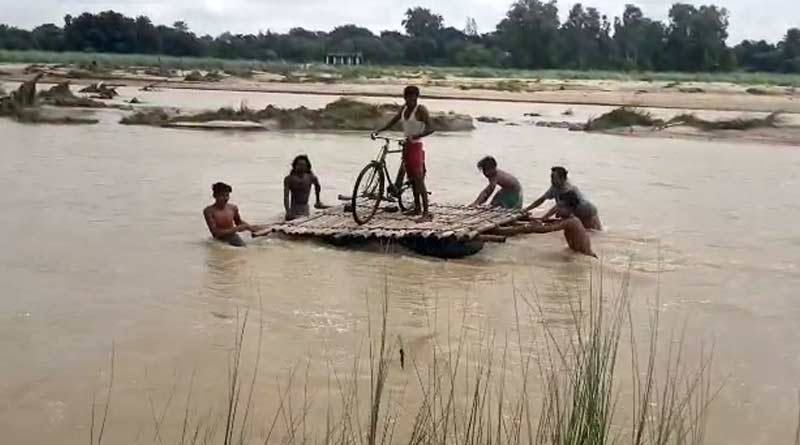 বৃষ্টির তোড়ে ভেঙেছে অস্থায়ী সাঁকো, কাঁসাই পেরতে ভরসা ভেলা