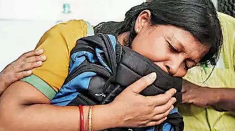 ‘ছেলে তো ফিরবে না, ওর বাবা অন্তত ফিরুক’, স্বামীর অপেক্ষায় কান্নায় ভাসছেন মৃত সৌরনীলের মা