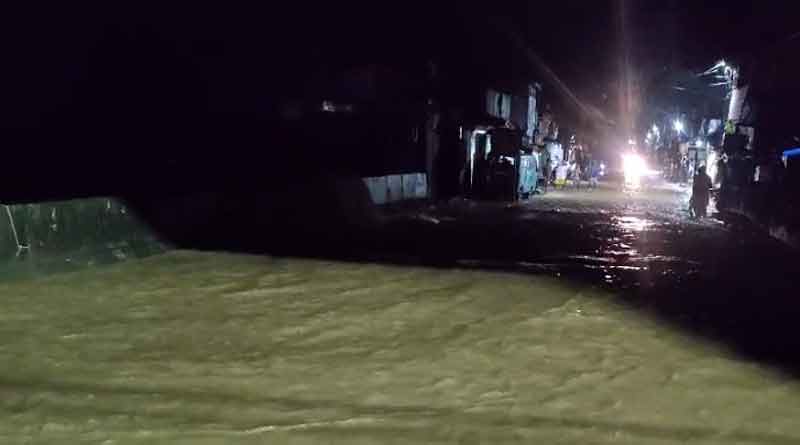 পাহাড় ও সমতলে লাগাতার বৃষ্টিতে ডুয়ার্সে বন্যা পরিস্থিতি, বন্ধ ট্রেন চলাচল