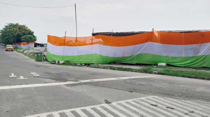 Slums areas of New Town covered with national flag of India makes shameful situation ahead of Independence Day | Sangbad Pratidin