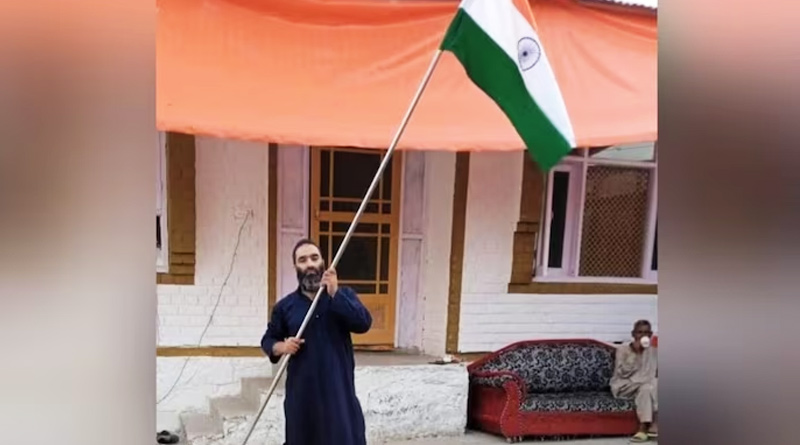 Hizbul terrorist’s brother hoists National Flag at home in Jammu and Kashmir | Sangbad Pratidin