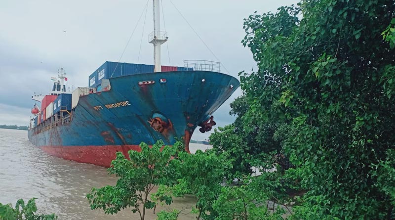 Singapore ship stuck at Howrah | Sangbad Pratidin