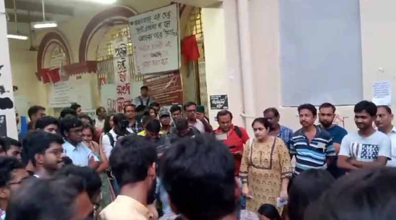 ঘেরাও উপাচার্য, ফের পড়ুয়াদের বিক্ষোভে উত্তপ্ত যাদবপুর