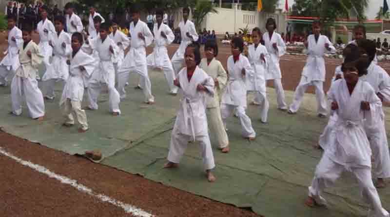 Kolkata Police starts self defense training in girls' school in Kolkata | Sangbad Pratidin