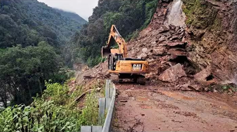 Uttarakhand: 5 Kedarnath Pilgrims Killed as Landslide Debris Falls On Car | Sangbad Pratidin
