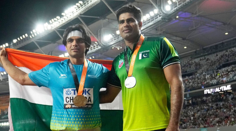 World Athletics Championships 2023: Neeraj Chopra calls Arshad Nadeem to pose with the Indian tricolour, video gone viral। Sangbad Pratidin