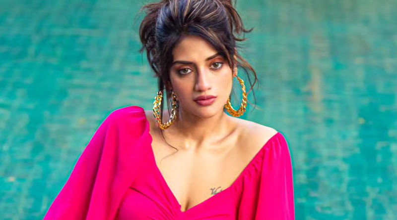 ফ্ল্যাট বিতর্ক অতীত! সুইমিং পুলে পা ডুবিয়ে ‘হট বার্বি’ নুসরত জাহান