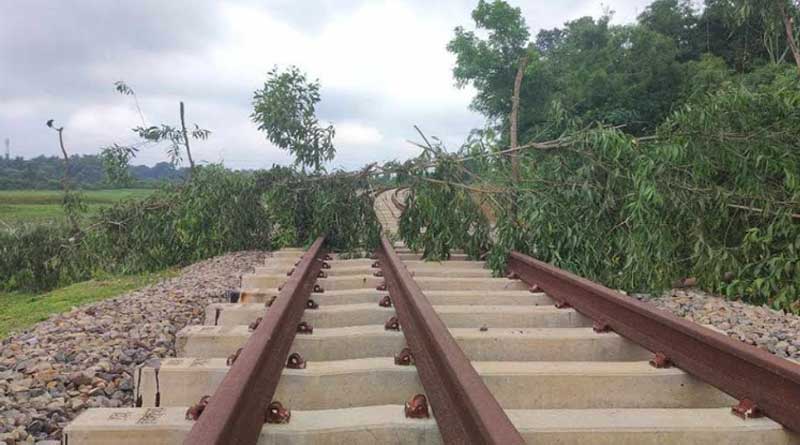 আখাউড়া-আগরতলা রেলপথে ব্যারিকেড, বিক্ষোভ কাঁটার মাঝেই উদ্বোধন সেপ্টেম্বরে