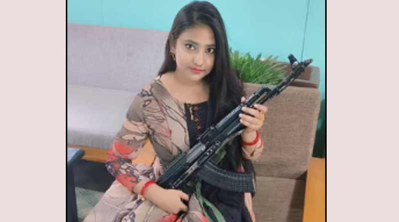 আগ্নেয়াস্ত্র হাতে তৃণমূল নেতার স্ত্রী! সোশ্যাল মিডিয়ায় ভাইরাল ছবি ঘিরে বিতর্ক
