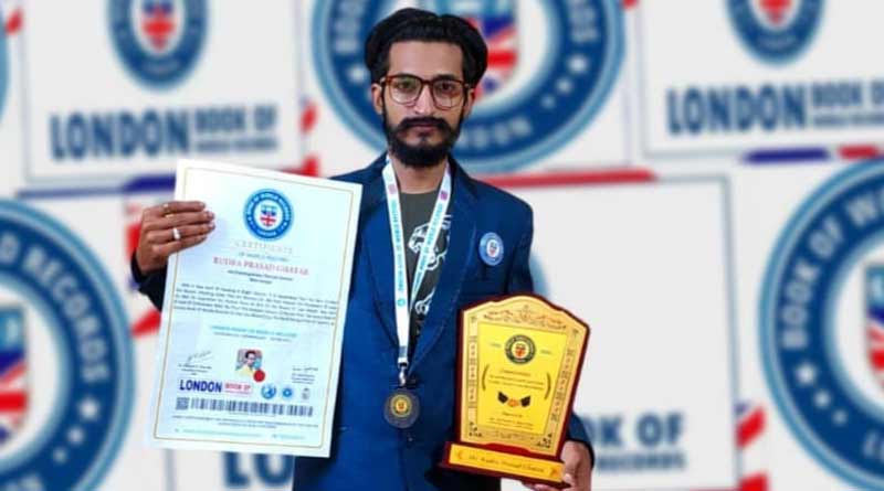নিমেষে ক্যানভাসে রাধাকৃষ্ণ ফুটিয়ে তুলে বিশ্বরেকর্ড কাটোয়ার যুবকের, গর্বিত পরিবার
