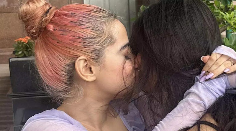 Kissing picture of Urfi Javed goes viral | Sangbad Pratidin