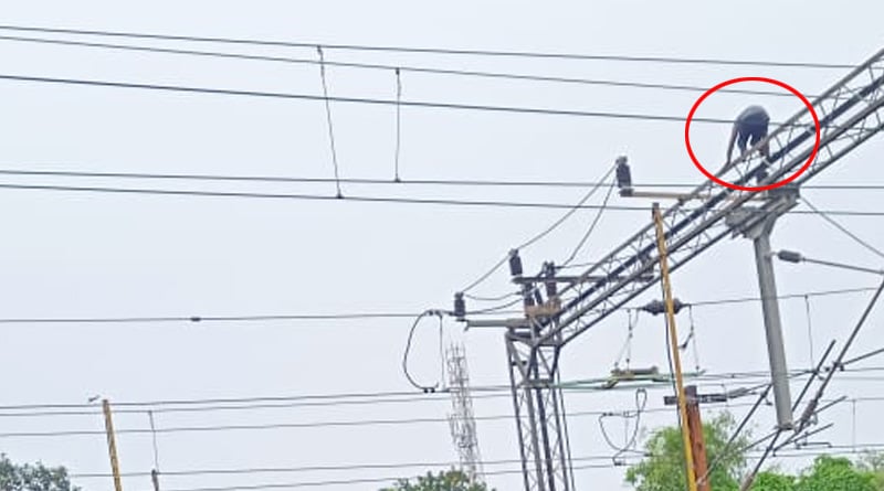 Man rides overhead mast in Asansol, train service stopped for two hours | Sangbad Pratidin