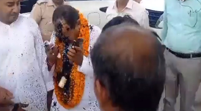 যোগীরাজ্যেই উলটপুরাণ! জয়ধ্বনি দিতে দিতেই বিজেপি প্রার্থীর মুখে কালি ছুঁড়ল যুবক