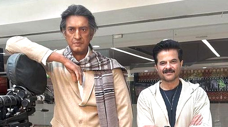 Anil Kapoor poses beside Satyajit Ray's statue in Film Museum | Sangbad Pratidin
