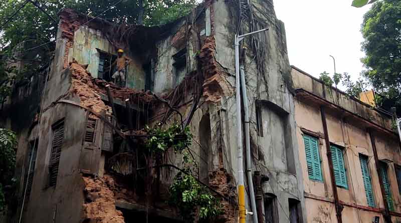 নিম্নচাপের একটানা বৃষ্টিতে বিপত্তি, কলকাতায় ভাঙল বিপজ্জনক বাড়ির একাংশ