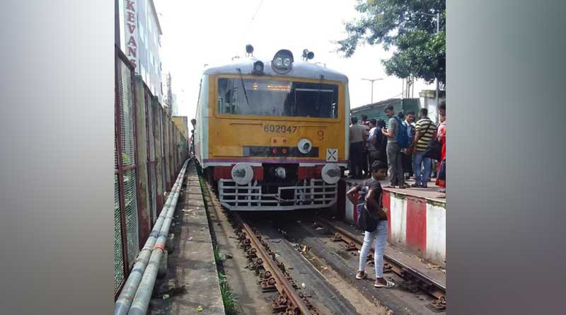Local train derailed at Dum Dum Station, panic among the passengers | Sangbad Pratidin