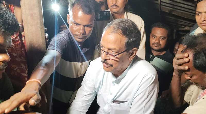 সেপটিক ট্যাঙ্কে নেমে মৃত্যু, নিহতদের পরিবারকে আর্থিক সাহায্য তুলে দিলেন মলয় ঘটক