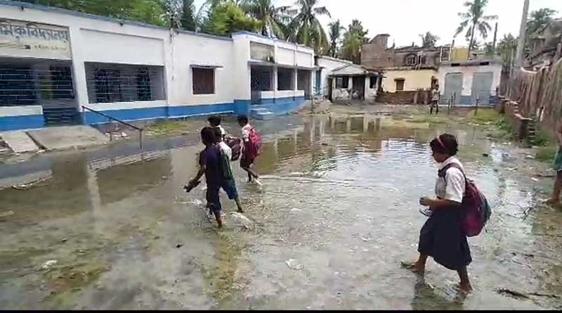 Palasipara school waterlogged, students in trouble | Sangbad Pratidin
