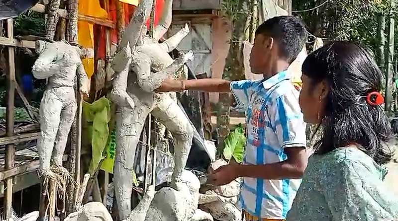 Class seven student makes Durga idol in Taki like proffessional artist | Sangbad Pratidin