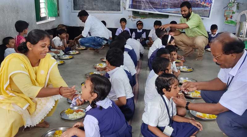 Teachers feed students of Amta school with own hands to celebrate Teachers' Day in unique way | Sangbad Pratidin