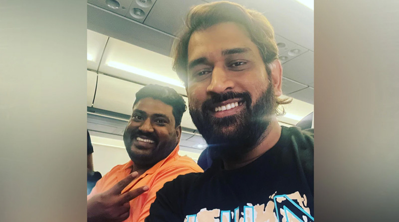 Fan met MS Dhoni on flight, reaction goes viral | Sangbad Pratidin
