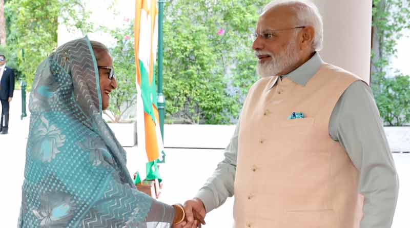 বাংলাদেশে ভারত-বিরোধিতার ঢেউ, হাসিনার ‘পাশে দাঁড়িয়ে’ কৌশলী বার্তা দিল্লির