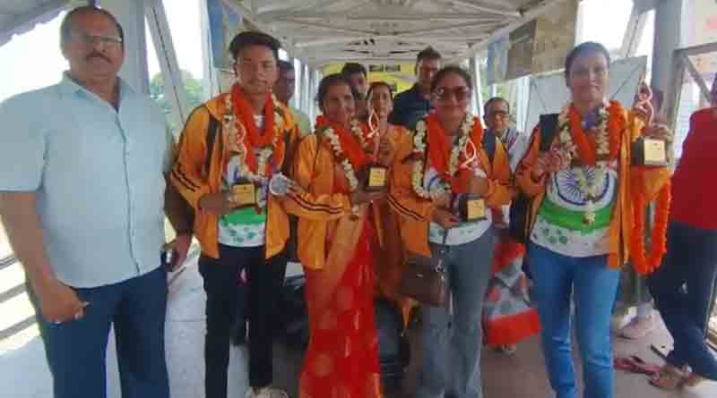 3 homemakers of Purulia win medal in international yoga competition | Sangbad Pratidin