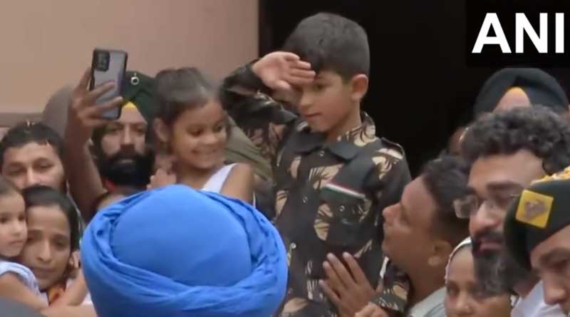 সামনে শায়িত বাবার দেহ, বুক উঁচিয়ে কাশ্মীরে শহিদ কর্নেলকে স্যালুট খুদের