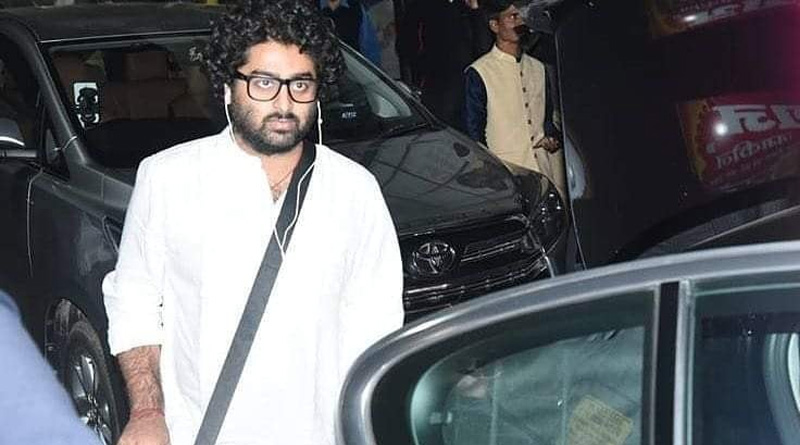 অরিজিৎ সিংয়ের গাড়ির পিছু নিলেন অনুরাগী, গাড়ি থামিয়ে ভক্তকে ধমক গায়কের?