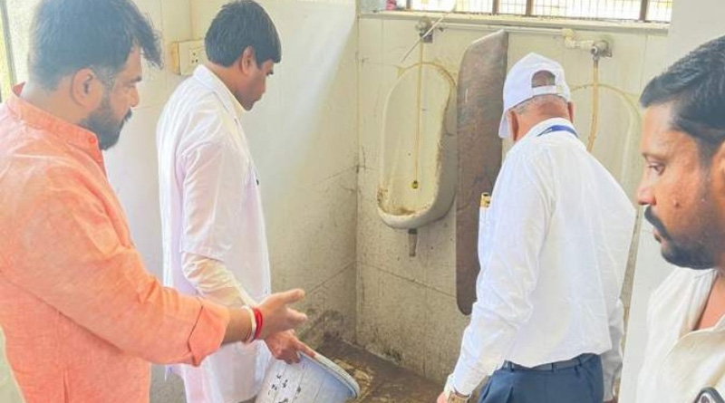 BJP MP makes dean clean toilet of Maharashtra hospital | Sangbad Pratidin