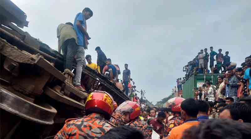 মহানবমীতে ভয়াবহ ট্রেন দুর্ঘটনা বাংলাদেশে, মৃত কমপক্ষে ১৬