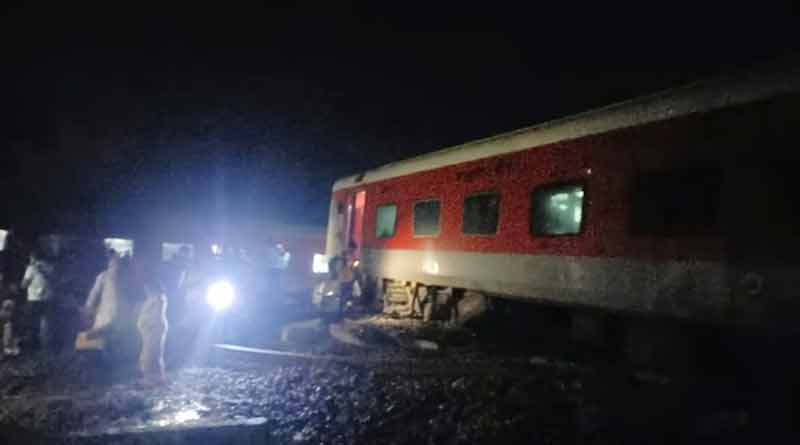 4 dead after North East Express derails in Bihar। Sangbad Pratidin