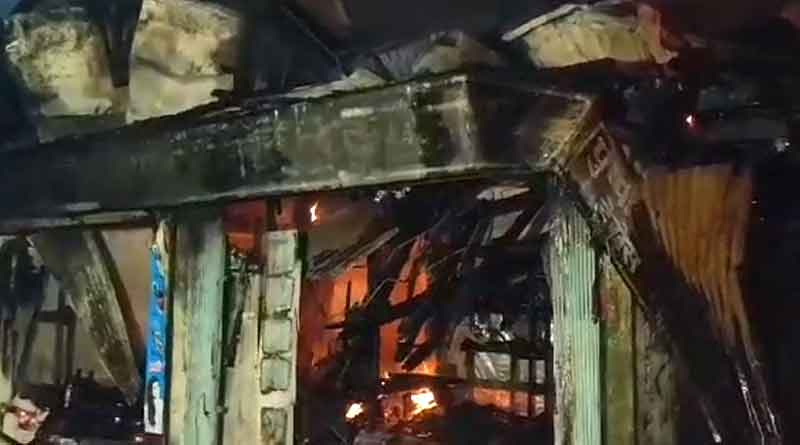 পুজোর মুখে পুড়ে ছাই ৬০টি দোকান, মাথায় হাত ব্যবসায়ীদের
