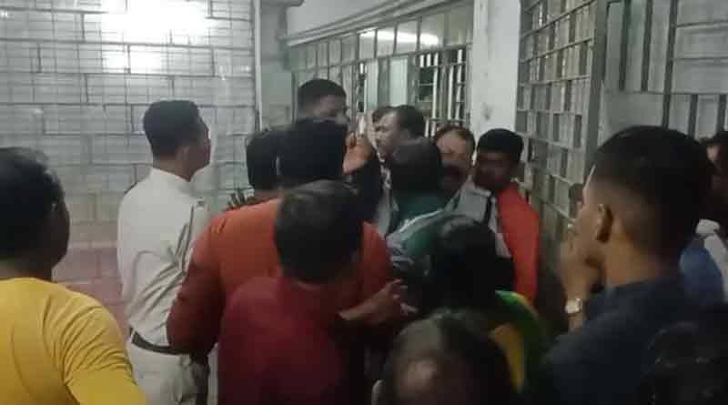 Patient party stages protest in Chandannagar Hospital | Sangbad Pratidin