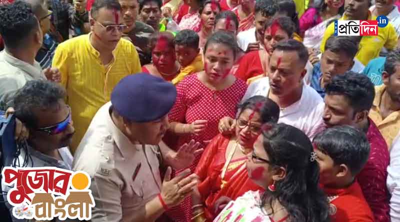 Durga Puja 2023: Police allegedly misbehaves with women of Taki puber bari, chaos in Ichamati river on Dashami । Sangbad Pratidin