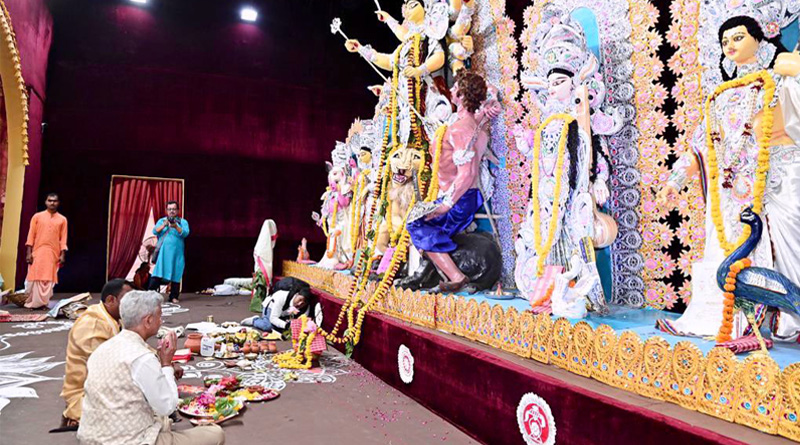 S Jaishankar offers prayers at Durga Puja pandal in Delhi | Sangbad Pratidin