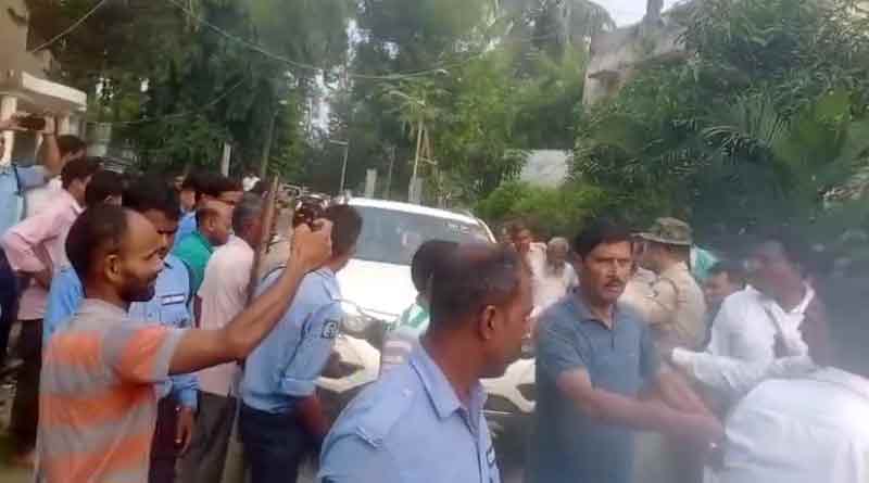 বিজেপি সাংসদ খগেন মুর্মুর গাড়ি আটকে বিক্ষোভ, গো ব্যাক স্লোগান, রতুয়ায় ব্যাপক উত্তেজনা