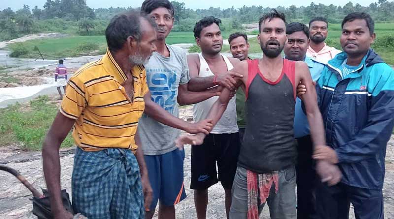 Purulia man washed away in flood of Kangsabati River, rescued after 5 kilometers | Sangbad Pratidin