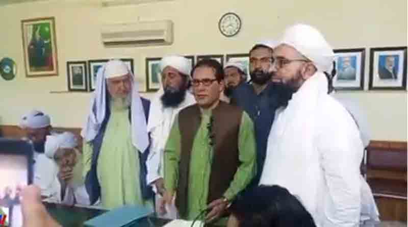 ইসলাম বিরোধী সব অসত্য, ডারউইন তত্ত্বও ভুয়ো! চাপ দিয়ে অধ্যাপককে বলালেন পাক ধর্মগুরুরা