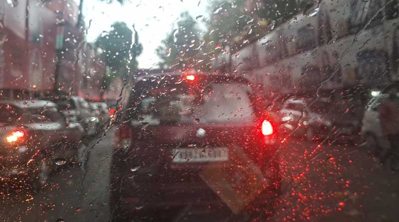 Rain pours down in Kolkata during Nabami, people get embarrassed | Sangbad Pratidin