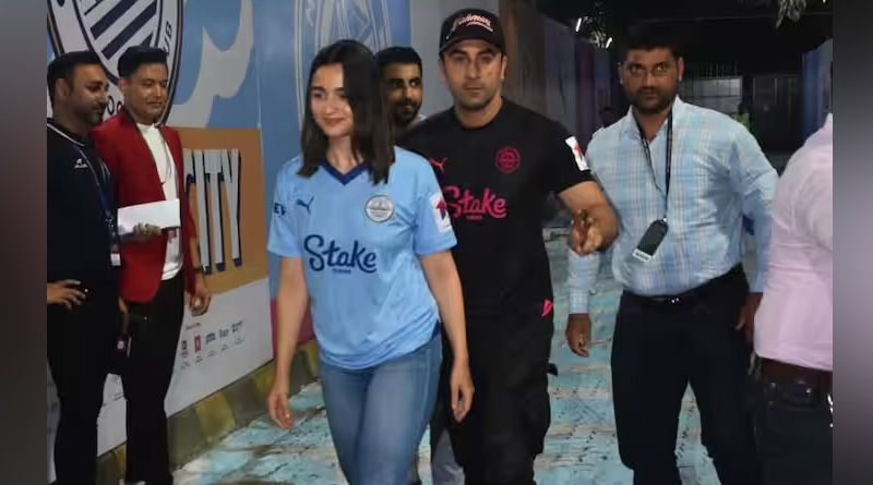 ইডির ডাকে হেলদোল নেই, লাকি নম্বরের জার্সি পড়ে ফুটবল খেলা দেখলেন ‘কুল’ রণবীর