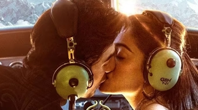 ককপিটে বসে রশ্মিকার ঠোঁটে ঠোঁট রাখলেন রণবীর! ছবি ভাইরাল হতেই হইচই