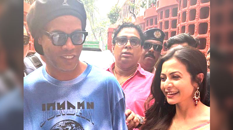 Celebrity Durga Puja Pandals: Ronaldinho meets 'Mitin Mashi' Koel Mallick and director Arindam Sil | Sangbad Pratidin