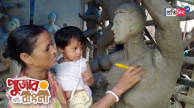 Village Durga Puja: Homemaker of Tehatta makes Durga idol | Sangbad Pratidin