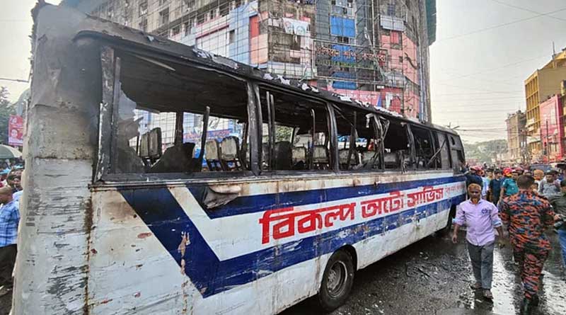 আন্দোলনের নামে ঢাকায় বাসে আগুন, জানালা দিয়ে লাফিয়ে প্রাণরক্ষা যাত্রীদের
